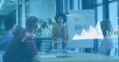 Grafiklerin, çizgilerin, haritaların, çeşitli kadınların beyaz tahtadaki iş arkadaşlarına stratejilerini açıklayan resimleri. Dijital bileşik, çoklu pozlama, rapor, iş, planlama, tartışma ve takım çalışması kavramı.