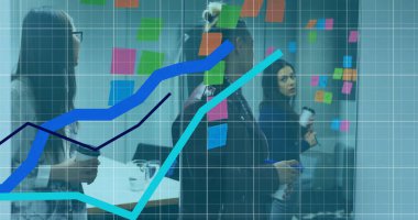 Yapışkan notlar üzerine strateji tartışan çeşitli iş arkadaşlarının grafikleri ve şebeke kalıpları. Dijital bileşik, çoklu pozlama, rapor, iş, büyüme, planlama ve takım çalışması kavramı.