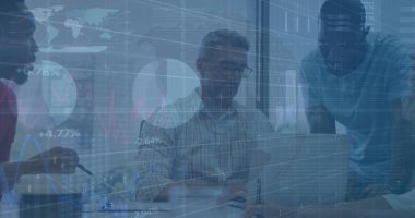 Ofisteki iş adamları üzerinde finansal veri işleme resmi. Küresel iş, finans, hesaplama, bağlantılar ve veri işleme kavramı, dijital olarak oluşturulmuş resim.