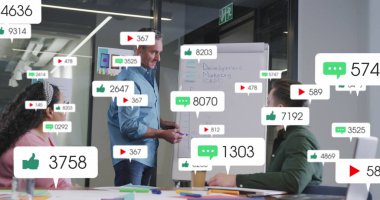 Çeşitli yöneticilerin iş arkadaşlarına stratejiyi açıklamasıyla ilgili uyarı çubuğu resmi. Dijital bileşik, çoklu pozlama, iş, takım çalışması, planlama, sosyal medya anımsatma kavramı.