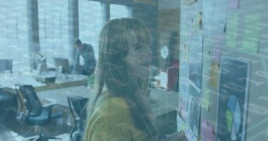 Genç bir kadın modern bir ofisteki grafikler ve yapışkan notlarla dolu bir ruh hali tahtasına yazı yazıyor. İş finans ve ağ konsepti, dijital olarak oluşturulmuş görüntü.