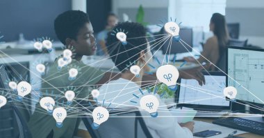 İki Afrikalı Amerikalı meslektaşın ofiste tartıştığı ampul ikonlarının görüntüsü. İş fikri ve teknoloji kavramı