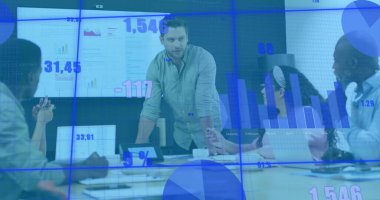 Ofiste raporları tartışan çeşitli iş arkadaşlarının grafikleri ve değişen numaraları. Dijital bileşik, çoklu pozlama, iş, planlama, büyüme, takım çalışması ve teknoloji kavramı.