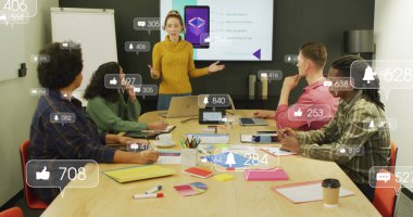 Çeşitli kadınların iş arkadaşlarına stratejiyi açıklamasıyla ilgili tebligat çubuğu resmi. Dijital bileşik, çoklu pozlama, iş, takım çalışması, planlama, sosyal medya anımsatma ve teknoloji.