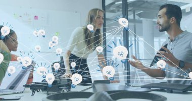 Ofiste birlikte tartışan bir grup meslektaşın üzerindeki ampul simgelerinin görüntüsü. Küresel ağ ve iş teknolojisi kavramı