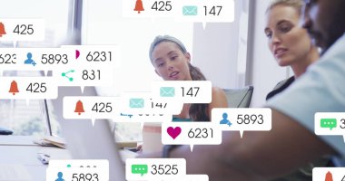 Ofisteki çeşitli iş adamlarıyla ilgili sosyal medya veri işleme resmi. Küresel iş, finans, hesaplama ve veri işleme kavramı, dijital olarak oluşturulmuş resim.