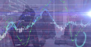 Grafik görüntüsü, artan sayılar ve mercek, ofiste fikir alışverişinde bulunan çeşitli iş arkadaşları üzerinde parlıyor. Dijital bileşik, çoklu pozlama, aydınlatma, rapor, finans, iletişim ve teknoloji.