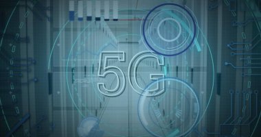 Sunucu odasında 5G metin ile tarama alanı görüntüsü. Küresel teknoloji, bilgisayar ve dijital arayüz kavramı, dijital olarak oluşturulmuş resim.