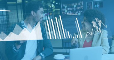 Grafiklerin, çizgilerin ve haritanın resmi, bilgisayarlara bakıp beşlik çakan çeşitli iş arkadaşları. Dijital bileşik, çoklu pozlama, rapor, iş, ilerleme, takım çalışması ve teknoloji kavramı.