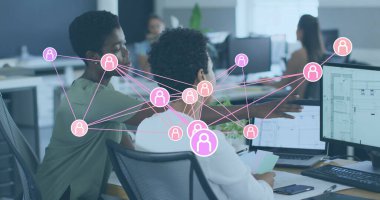 İki Afro-Amerikalı kadın meslektaşın ofiste tartıştığı profiller ağı görüntüsü. İş fikri ve teknoloji kavramı