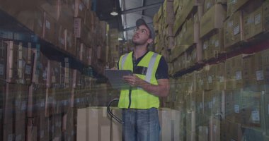 Depoda çalışan adamın veri işleme görüntüsü. Küresel gönderim ve bağlantılar konsepti, dijital olarak oluşturulmuş görüntü.