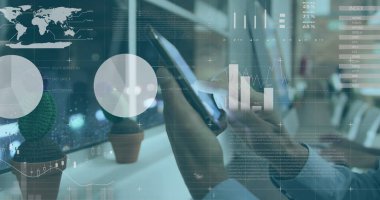 Kafkas işadamının ofisindeki finansal veri işleme resmi. Küresel hesaplama, dijital arayüz ve veri işleme kavramı, dijital olarak oluşturulmuş resim.