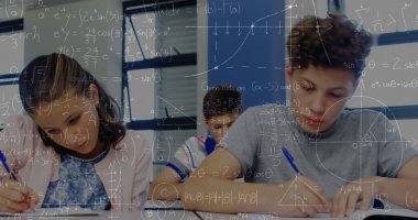 Matematik formüllerinin farklı sınıflardaki öğrencilerin ders sırasında hareket etmesi. öğrenim, okul, eğitim ve teknoloji konsepti, dijital olarak oluşturulmuş görüntü.
