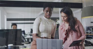 Ofisteki çeşitli iş adamlarıyla ilgili finansal veri işleme resmi. Küresel finansman, iş ve dijital arayüz kavramı, dijital olarak oluşturulmuş görüntü.