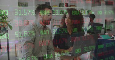 Ofiste çeşitli erkek ve kadınların tartıştığı borsa veri işleme görüntüsü. Küresel ekonomi ve iş teknolojisi kavramı