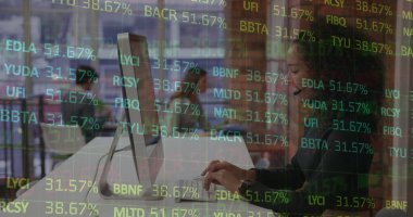 Ofisteki bilgisayarı kullanan Afro-Amerikan kadının borsa veri işleme görüntüsü. Küresel ekonomi ve iş teknolojisi kavramı