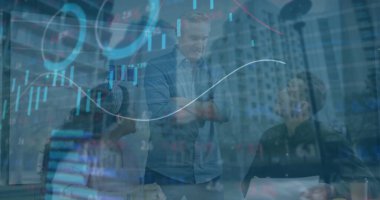 Ofisteki iş adamları üzerinde finansal veri işleme resmi. Küresel iş, finans, hesaplama, bağlantılar ve veri işleme kavramı, dijital olarak oluşturulmuş resim.