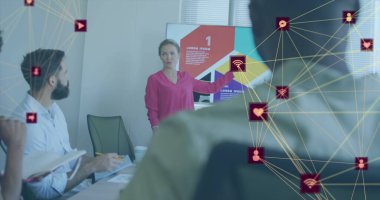 Beyaz kadının ofiste sunum yapmasına karşı iki küresel dijital ikon görüntüsü. Küresel ağ ve iş teknolojisi kavramı