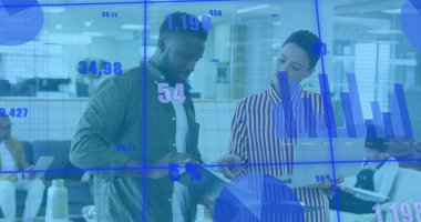 Grafiklerin ve değişen numaraların görüntüsü, ayakta duran ve raporları tartışan çeşitli iş arkadaşları üzerinde. Dijital bileşik, çoklu pozlama, iş, planlama, büyüme, takım çalışması ve teknoloji kavramı.