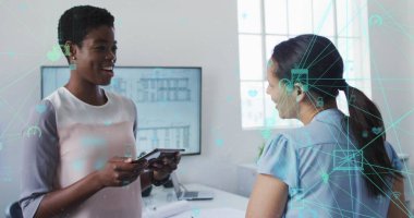 Ofiste konuşan çeşitli iş adamları üzerinde medya simgeleri. Küresel iş ve dijital arayüz kavramı, dijital olarak oluşturulmuş görüntü.