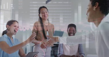 Ofisteki çeşitli iş adamlarıyla ilgili finansal veri işleme resmi. Küresel finansman, iş ve dijital arayüz kavramı, dijital olarak oluşturulmuş görüntü.