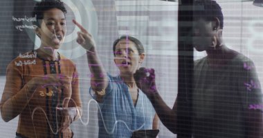 Ofiste konuşan çeşitli iş adamlarının veri işleme görüntüsü. Küresel iş ve dijital arayüz kavramı, dijital olarak oluşturulmuş görüntü.