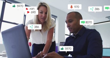 Ofisteki çeşitli iş adamlarıyla ilgili sosyal medya veri işleme resmi. Küresel hesaplama, dijital arayüz ve veri işleme kavramı, dijital olarak oluşturulmuş resim.