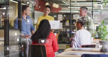 Muhtelif iş arkadaşlarının ofiste fikir paylaşımı üzerine çoklu uyarı çubuğu resmi. Dijital bileşik, çoklu pozlama, iş, takım çalışması, planlama, sosyal medya anımsatma ve teknoloji.