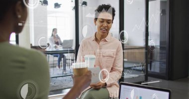 Ofiste konuşan çeşitli iş adamlarının veri işleme görüntüsü. Küresel iş ve dijital arayüz kavramı, dijital olarak oluşturulmuş görüntü.