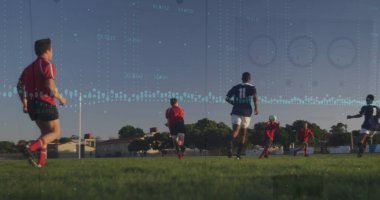 Antrenman sırasında çeşitli erkek futbolcuların üzerindeki grafikler. Spor, futbol, finakne ve teknoloji konsepti, dijital olarak üretilen imaj.