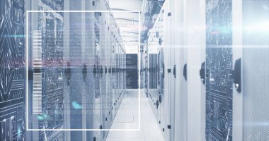 Sunucu odasındaki mikroişlemci bağlantılarına karşı veri işleme ve ışık noktası görüntüsü. Bilgisayar arayüzü ve iş veri depolama teknolojisi kavramı