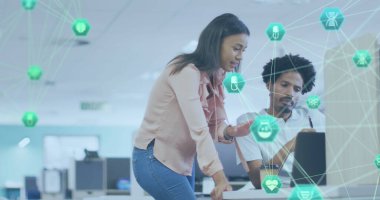 Çeşitli erkek ve kadın meslektaşlar ofiste tartışırken dijital simgelerin görüntüsü. Küresel ağ ve iş teknolojisi kavramı