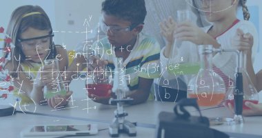 Kimya sınıfındaki çocukların dijital bileşimi ön plandaki kimyasallar, denklemler ve grafikler üzerine çalışıyor.
