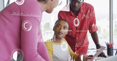 Çeşitli iş adamları üzerinde veri işleme görüntüsü. Küresel iş kavramı dijital oluşturulmuş görüntü.