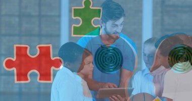 Çeşitli öğrencilerin bulmaca görüntüsü. Küresel eğitim ve dijital arayüz kavramı, dijital olarak oluşturulmuş görüntü.