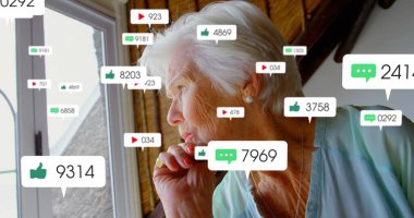 Numaraları değiştiren imaj, bildiri barlarında ikonlar, kıdemli düşünceli beyaz kadın. Dijital kompozit, çoklu pozlama, sosyal medya anımsatıcı ve emeklilik kavramı.