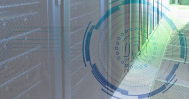 Sunucu odasındaki veri sunucu raflarının üzerinden daireler yüklerken çekilen parmak izinin resmi. Dijital bileşik, koruma, biyometrik, veri merkezi, ağ, teknoloji ve ağ sunucu kavramı.