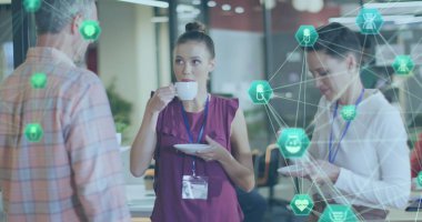 Ofiste birlikte tartışan bir grup meslektaşın üzerinde dijital simgelerin resimleri. Küresel ağ ve iş teknolojisi kavramı