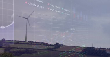 Çayırlarda dönen yel değirmeninin üzerinde işlenen istatistiksel ve borsa verilerinin görüntüsü. Küresel ekonomi ve yenilenebilir enerji teknolojisi kavramı