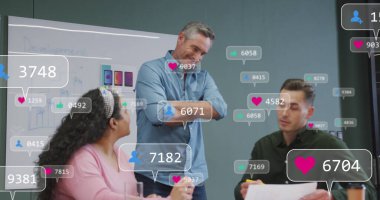 Muhtelif iş arkadaşlarının ofislerinde ürün tasarımı hakkında tartıştıkları tebligat çubuklarının resmi. Dijital bileşik, çoklu pozlama, iş, takım çalışması, planlama, sosyal medya anımsatıcı, teknoloji.