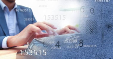 Bilgisayar kullanan beyaz adamların sayıları düşerken görüntüsü. Küresel iş kavramı dijital oluşturulmuş görüntü.