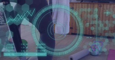 Beyaz kadın üzerinde sabit bisiklet kullanarak egzersiz yaparken veri işleme görüntüsü. Küresel fitness, dijital arayüz ve bağlantılar konsepti, dijital olarak oluşturulmuş görüntü.