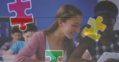 Çeşitli öğrencilerin bulmaca görüntüsü. Küresel eğitim ve dijital arayüz kavramı, dijital olarak oluşturulmuş görüntü.