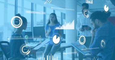 Çeşitli kadınların iş arkadaşlarına raporları açıklarken, grafikler, daireler ve çubuklar yüklemesi. Dijital bileşik, çoklu pozlama, iş, planlama, ilerleme ve takım çalışması kavramı.