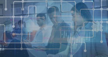 Ofisteki iş adamları üzerinde küresel ve finansal veri işleme görüntüsü. Küresel iş, finans, veri işleme ve hesaplama kavramı, dijital olarak oluşturulmuş görüntü.