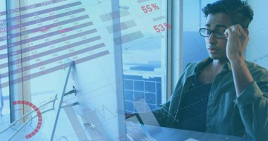 Ofisteki iki ırklı iş adamının mali veri işleme görüntüsü. Küresel hesaplama, dijital arayüz ve veri işleme kavramı, dijital olarak oluşturulmuş resim.