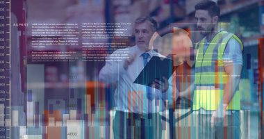 Kafkas erkek amirinin ve erkek işçinin depoda tartıştığı veri işleme görüntüsü. Lojistik işi ve teknoloji konsepti