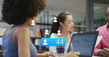 Ofisteki çeşitli iş adamlarıyla ilgili sosyal medya veri işleme resmi. Küresel iş, finans, hesaplama ve veri işleme kavramı, dijital olarak oluşturulmuş resim.