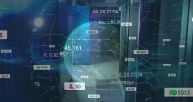 Sosyal medya simgeleri, dönen dünya ve bilgisayar sunucu odasına karşı veri işleme resimleri. Sosyal medya ağı ve iş veri depolama teknolojisi kavramı