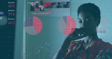 Ofisteki çeşitli iş adamlarıyla ilgili finansal veri işleme resmi. Küresel hesaplama, dijital arayüz ve veri işleme kavramı, dijital olarak oluşturulmuş resim.